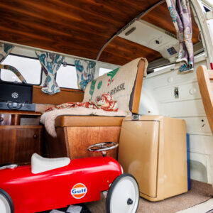 Klassikalise Volkswagen T1 matkabussi puidust interjöör retro detailide ja punase mänguautoga Pärnu Porsche Ringil Augustfest 2026 festivalil