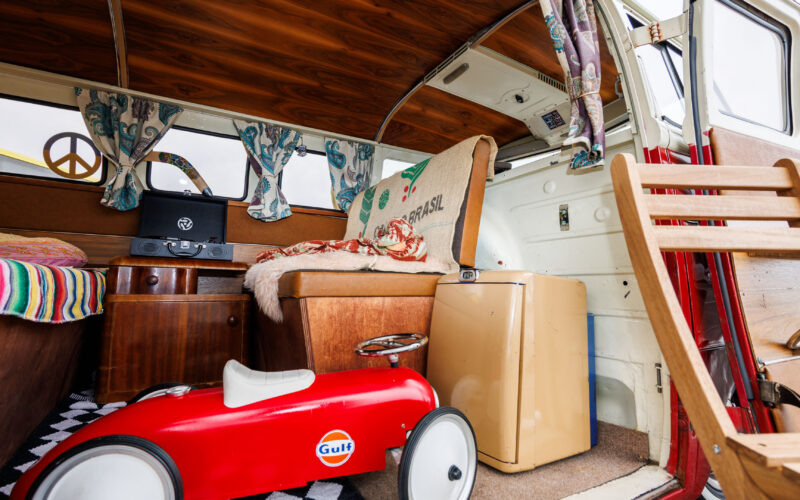 Klassikalise Volkswagen T1 matkabussi puidust interjöör retro detailide ja punase mänguautoga Pärnu Porsche Ringil Augustfest 2026 festivalil