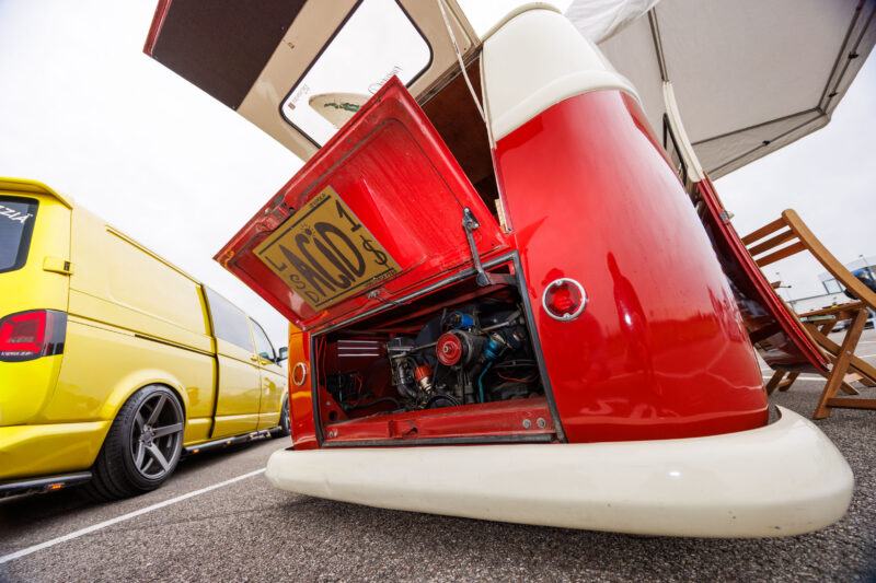 Punane-valge klassikaline Volkswagen T1 buss avatud tagumise mootoriluugi ja ACID 1 numbrimärgiga Pärnu Porsche Ringil Augustfest 2026 festivalil