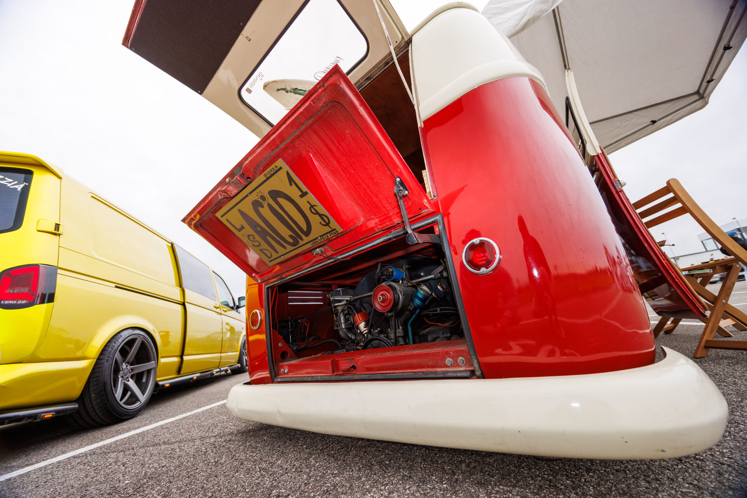 Punane-valge klassikaline Volkswagen T1 buss avatud tagumise mootoriluugi ja ACID 1 numbrimärgiga Pärnu Porsche Ringil Augustfest 2026 festivalil