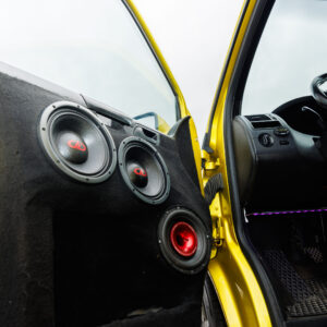 Kollase auto uksepolstrisse ehitatud võimas custom helisüsteem Deaf Bonce kõlaritega Pärnu Porsche Ringil Augustfest 2026 festivalil