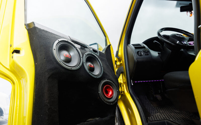 Kollase auto uksepolstrisse ehitatud võimas custom helisüsteem Deaf Bonce kõlaritega Pärnu Porsche Ringil Augustfest 2026 festivalil