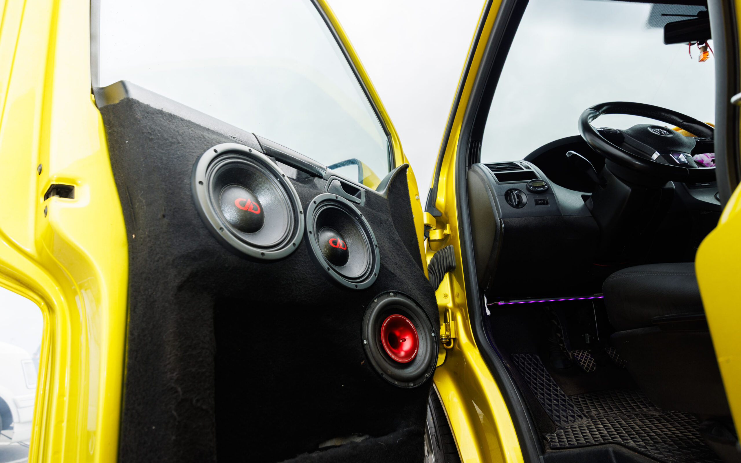 Kollase auto uksepolstrisse ehitatud võimas custom helisüsteem Deaf Bonce kõlaritega Pärnu Porsche Ringil Augustfest 2026 festivalil