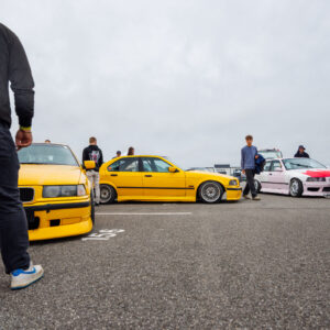 Kollased ja roosa-valge tuunitud BMW E36 projektiautod ning külastajad Pärnu Porsche Ringi alal Augustfest 2026 festivalil