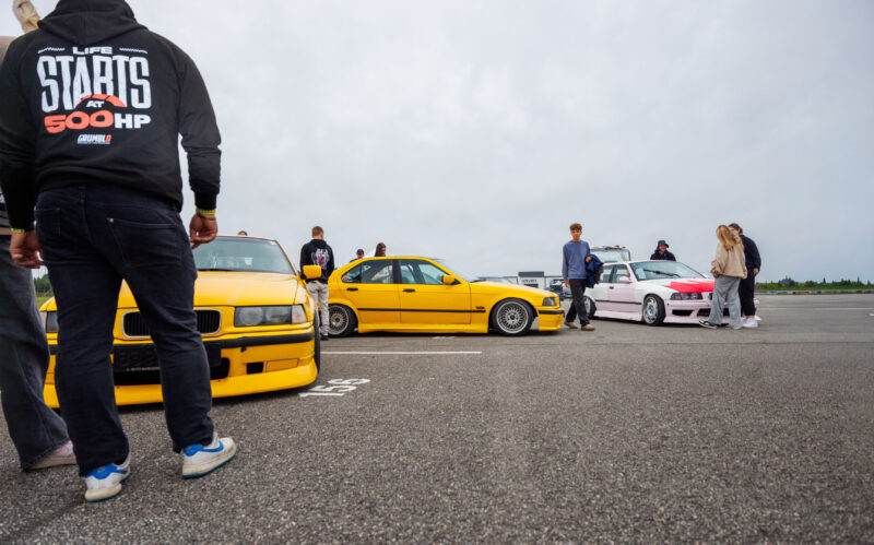 Kollased ja roosa-valge tuunitud BMW E36 projektiautod ning külastajad Pärnu Porsche Ringi alal Augustfest 2026 festivalil