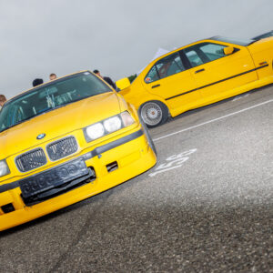 Kaks erekollast madaldatud BMW E36 sedaani ja kupeed pargitud Pärnu Porsche Ringi alal Augustfest 2026 festivalil