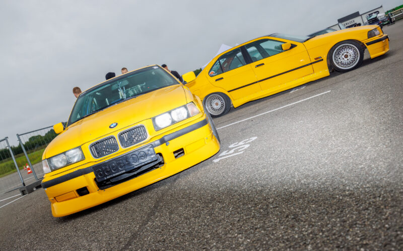 Kaks erekollast madaldatud BMW E36 sedaani ja kupeed pargitud Pärnu Porsche Ringi alal Augustfest 2026 festivalil