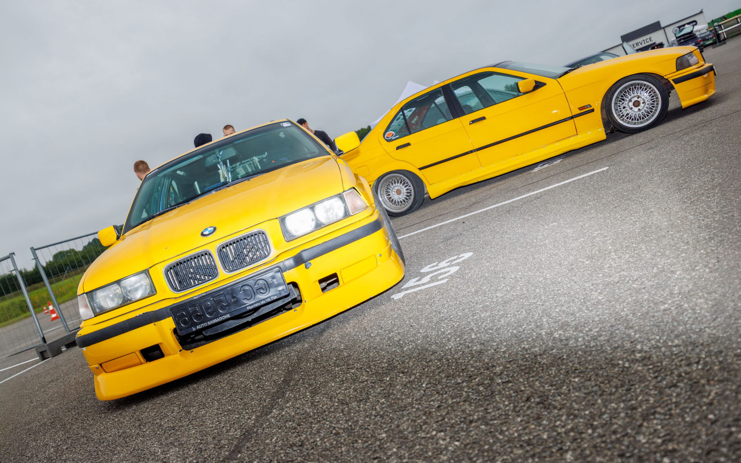 Kaks erekollast madaldatud BMW E36 sedaani ja kupeed pargitud Pärnu Porsche Ringi alal Augustfest 2026 festivalil