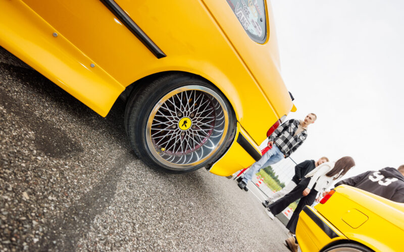 Madaldatud kollase BMW E36 laiendatud tagatiib ja mitmeosaline kroomitud kodarvelg Pärnu Porsche Ringil Augustfest 2026 festivalil
