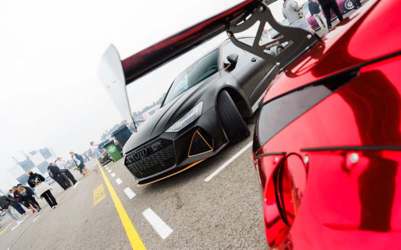 Mattmust Audi RS6 oranžide aktsentidega ja kroompunane sportauto suure tagatiivaga Pärnu Porsche Ringil Augustfest 2026 festivalil
