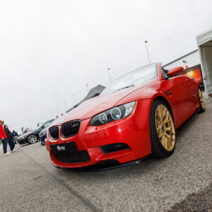 Punane madaldatud BMW M3 E93 kabriolett kuldsete velgedega Pärnu Porsche Ringil Augustfest 2026 festivalil