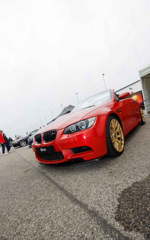 Punane madaldatud BMW M3 E93 kabriolett kuldsete velgedega Pärnu Porsche Ringil Augustfest 2026 festivalil