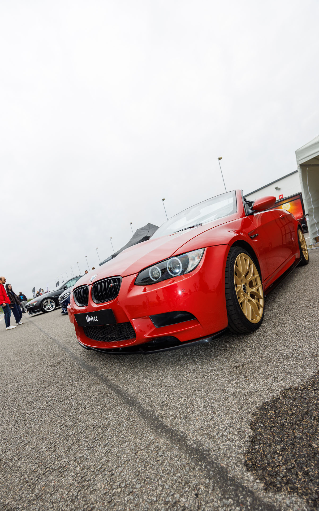 Punane madaldatud BMW M3 E93 kabriolett kuldsete velgedega Pärnu Porsche Ringil Augustfest 2026 festivalil