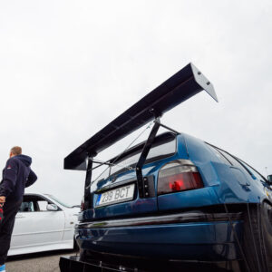 Sinine madaldatud Volkswagen Golf MK3 massiivse tagatiiva ja äärmusliku külgkaldega velgedega Pärnu Porsche Ringil Augustfest 2026 festivalil