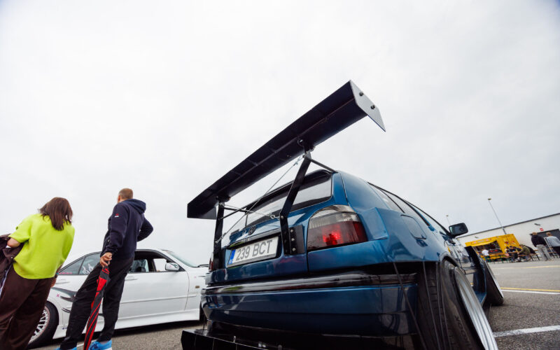 Sinine madaldatud Volkswagen Golf MK3 massiivse tagatiiva ja äärmusliku külgkaldega velgedega Pärnu Porsche Ringil Augustfest 2026 festivalil