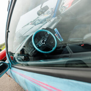 Sädeleva helesinise sportrooli ja pika käigukangiga tuunitud auto interjöör Pärnu Porsche Ringil Augustfest 2026 festivalil