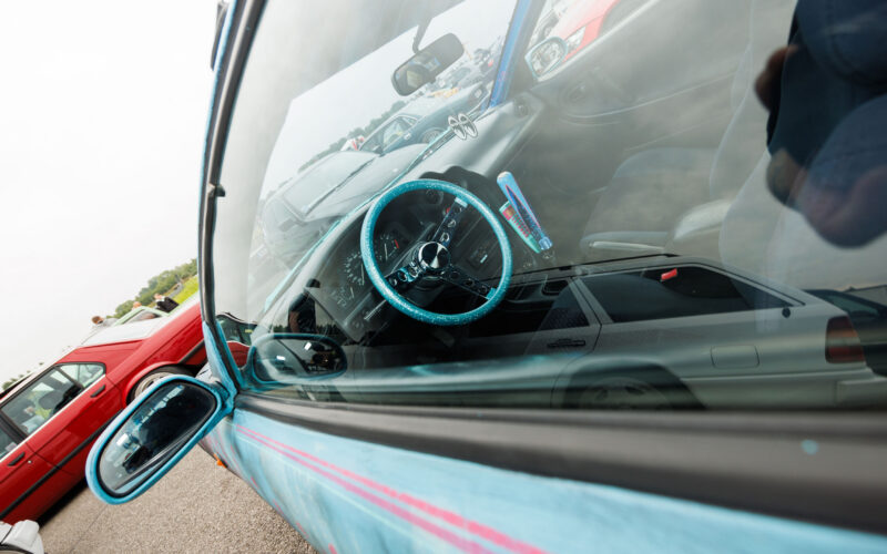 Sädeleva helesinise sportrooli ja pika käigukangiga tuunitud auto interjöör Pärnu Porsche Ringil Augustfest 2026 festivalil