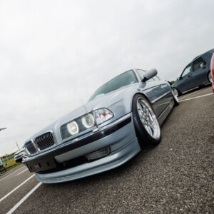 Madaldatud helehall BMW 7. seeria E38 sedaan Alpina esispoileri ja mitmeosaliste velgedega Pärnu Porsche Ringil Augustfest 2026 festivalil