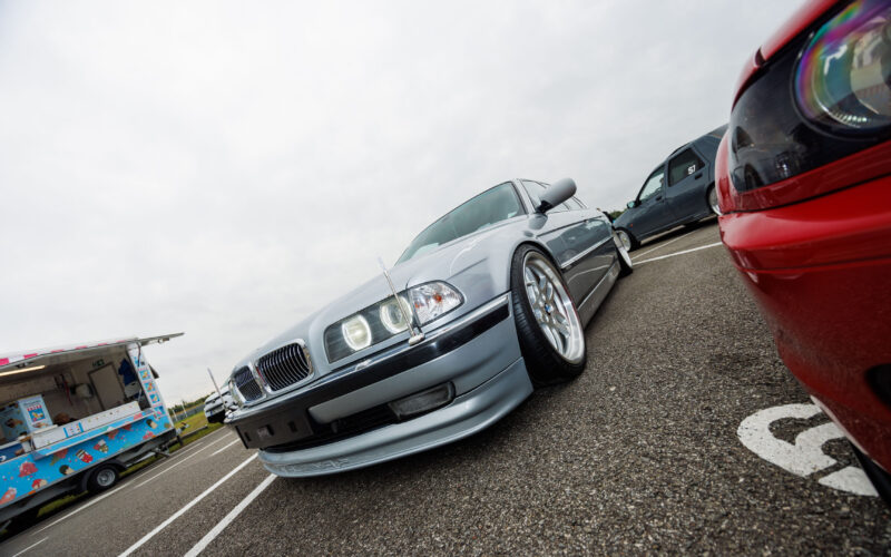 Madaldatud helehall BMW 7. seeria E38 sedaan Alpina esispoileri ja mitmeosaliste velgedega Pärnu Porsche Ringil Augustfest 2026 festivalil
