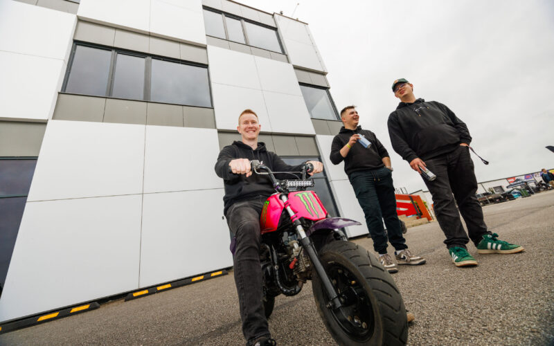 Naeratav noormees roosa minimootorrattaga ja sõbrad Pärnu Porsche Ringi boksihoone ees Augustfest 2026 festivalil