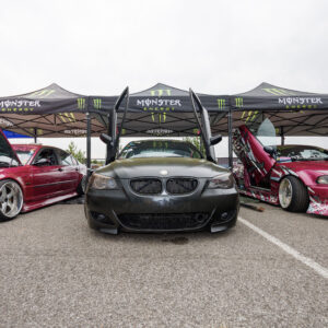 Tuunitud püstiste ustega mattmust BMW E60 ja kirsipunased BMW E46 projektiautod Monster Energy telkide all Pärnu Porsche Ringil Augustfest 2026 festivalil
