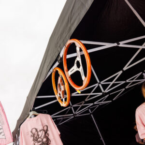 Oranžid custom sportroolid rippumas müügitelgi laes Pärnu Porsche Ringil Augustfest 2026 festivalil