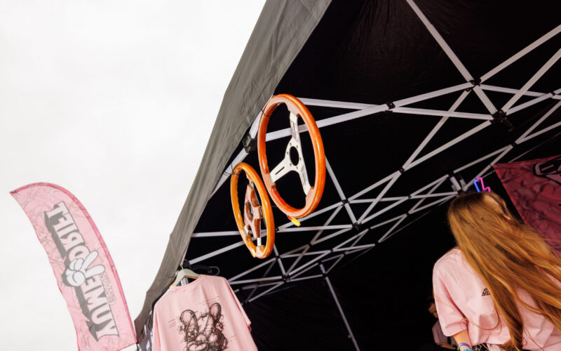 Oranžid custom sportroolid rippumas müügitelgi laes Pärnu Porsche Ringil Augustfest 2026 festivalil