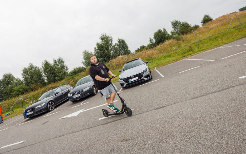Mees elektritõukerattaga sõitmas parklas pargitud autode ees Pärnu Porsche Ringil Augustfest 2026 festivalil