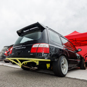 Must tuunitud Subaru Forester kollase tagumise turvaraua ja laiade velgedega Pärnu Porsche Ringi alal Augustfest 2026 festivalil