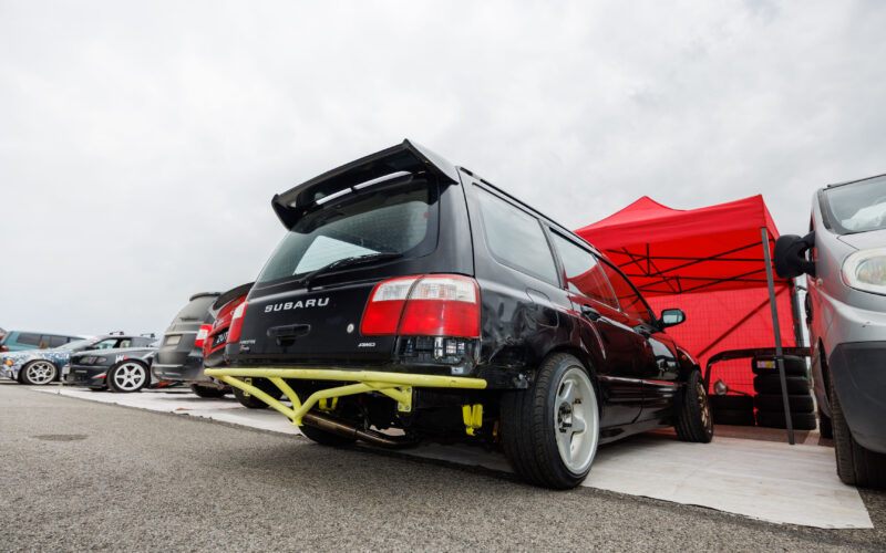 Must tuunitud Subaru Forester kollase tagumise turvaraua ja laiade velgedega Pärnu Porsche Ringi alal Augustfest 2026 festivalil