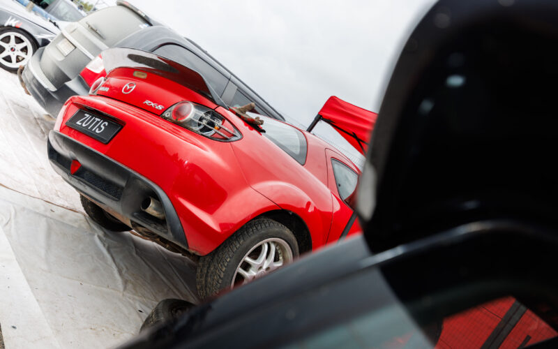 Punane tuunitud Mazda RX-8 tagantvaates numbrimärgiga ZUTIS Pärnu Porsche Ringi alal Augustfest 2026 festivalil
