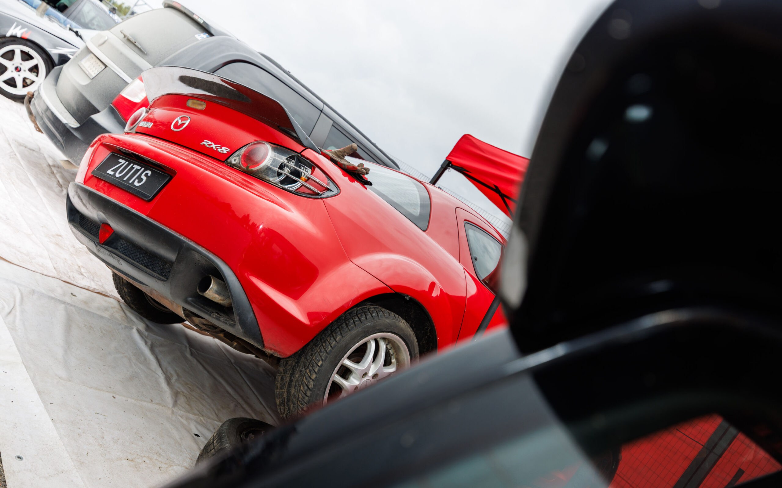 Punane tuunitud Mazda RX-8 tagantvaates numbrimärgiga ZUTIS Pärnu Porsche Ringi alal Augustfest 2026 festivalil
