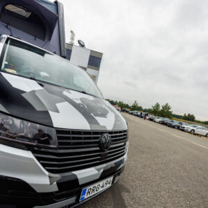 Kamuflaaživärvides katuseboxiga Volkswagen Transporter matkaauto Pärnu Porsche Ringil Augustfest 2026 festivalil