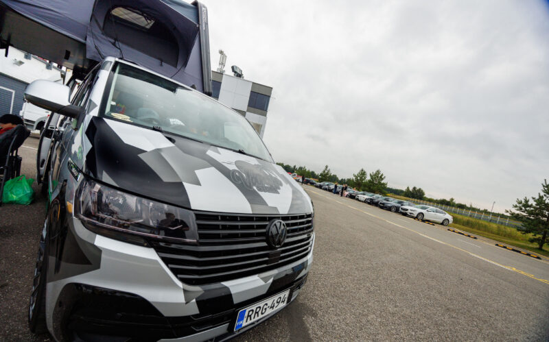 Kamuflaaživärvides katuseboxiga Volkswagen Transporter matkaauto Pärnu Porsche Ringil Augustfest 2026 festivalil