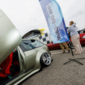 Avatud ustega tuunitud auto ja festivalilipp Pärnu Porsche Ringil Augustfest 2026 üritusel