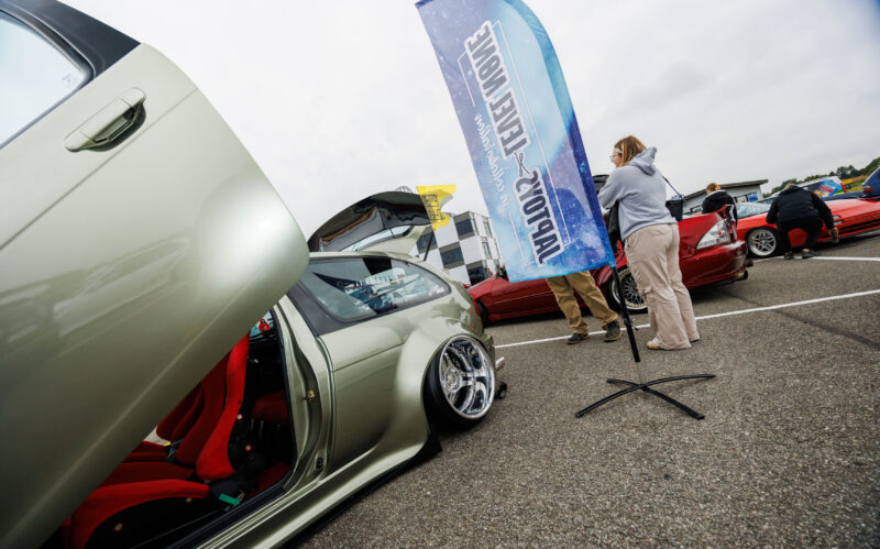 Avatud ustega tuunitud auto ja festivalilipp Pärnu Porsche Ringil Augustfest 2026 üritusel