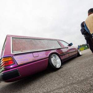Madaldatud lilla leegimustriga Mercedes-Benz W124 universaal matuseauto stiilis Pärnu Porsche Ringil Augustfest 2026 festivalil
