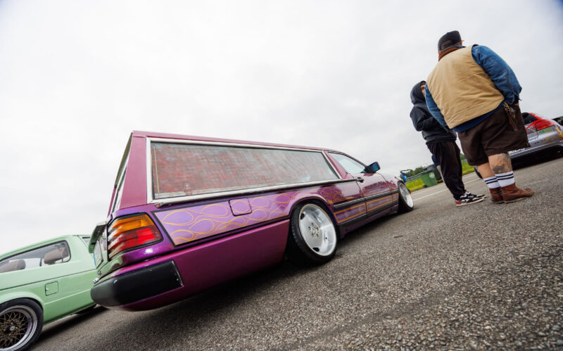 Madaldatud lilla leegimustriga Mercedes-Benz W124 universaal matuseauto stiilis Pärnu Porsche Ringil Augustfest 2026 festivalil
