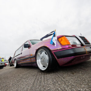 Madaldatud lilla metallikvärviga Mercedes-Benz W124 universaal Eesti lipuga Pärnu Porsche Ringil Augustfest 2026 festivalil
