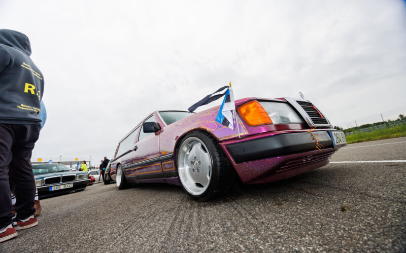Madaldatud lilla metallikvärviga Mercedes-Benz W124 universaal Eesti lipuga Pärnu Porsche Ringil Augustfest 2026 festivalil