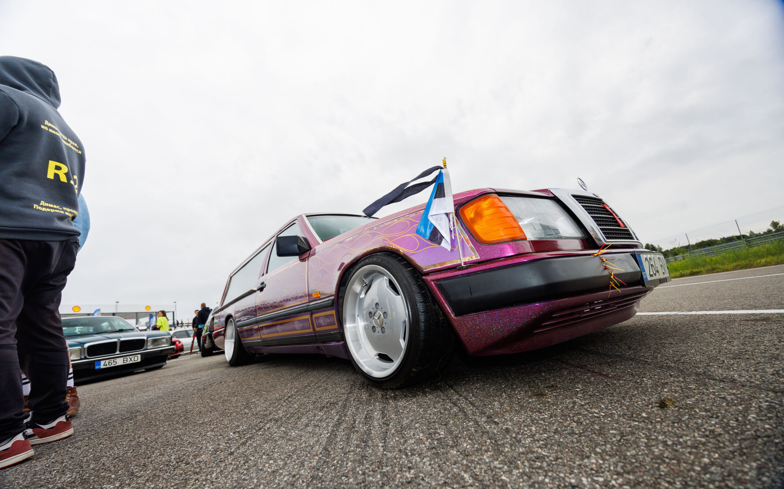 Madaldatud lilla metallikvärviga Mercedes-Benz W124 universaal Eesti lipuga Pärnu Porsche Ringil Augustfest 2026 festivalil