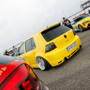 Madaldatud kollane Volkswagen Golf MK4 numbrimärgiga WINPLACE Pärnu Porsche Ringil Augustfest 2026 festivalil