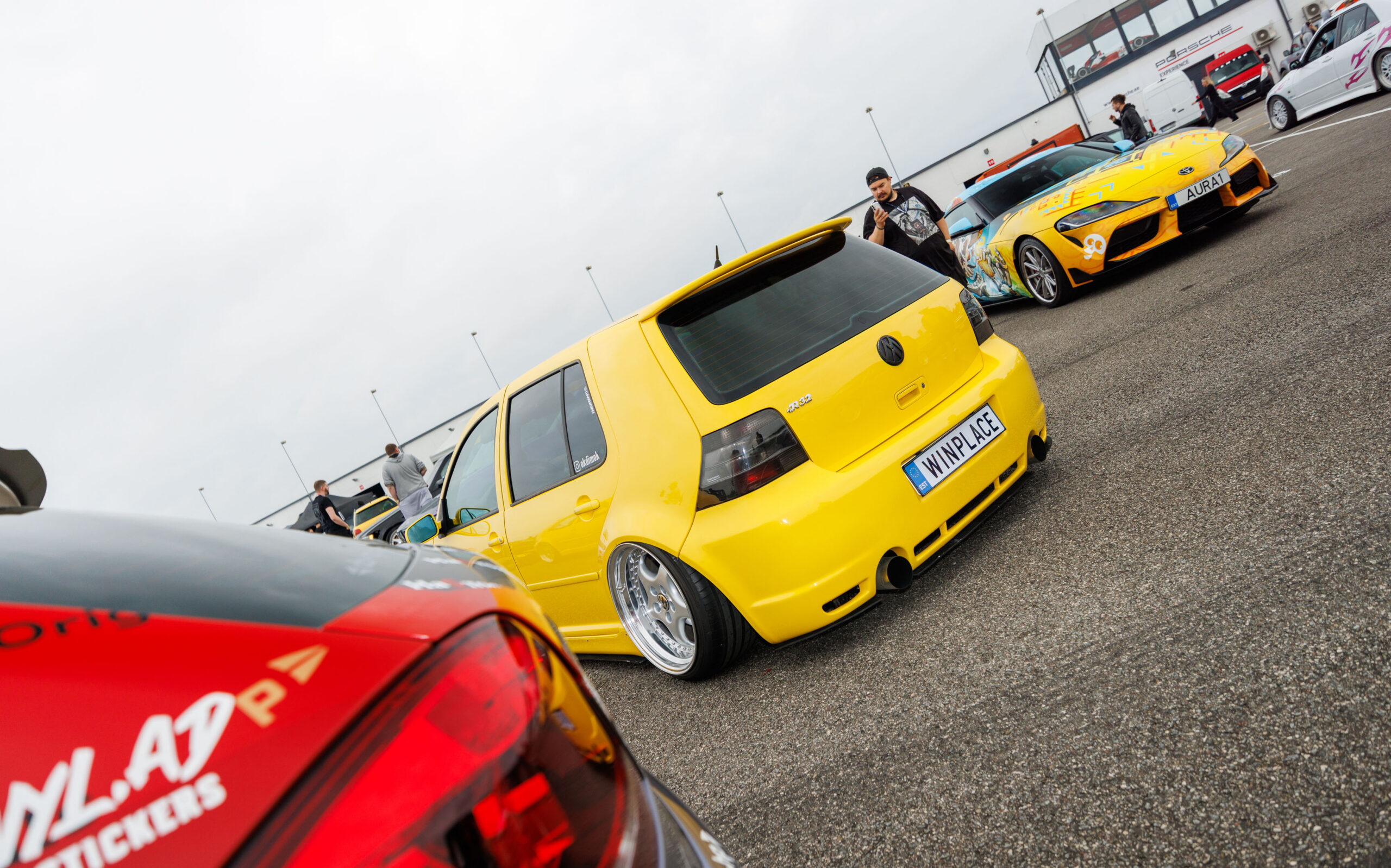 Madaldatud kollane Volkswagen Golf MK4 numbrimärgiga WINPLACE Pärnu Porsche Ringil Augustfest 2026 festivalil