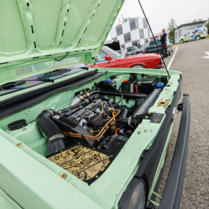 Mündirohelise klassikalise Volkswagen Golf MK1 detailne ja puhas mootoriruum avatud kapotiga Pärnu Porsche Ringil Augustfest 2026 festivalil