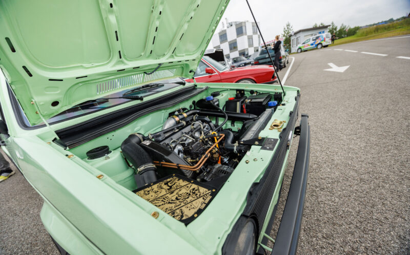 Mündirohelise klassikalise Volkswagen Golf MK1 detailne ja puhas mootoriruum avatud kapotiga Pärnu Porsche Ringil Augustfest 2026 festivalil