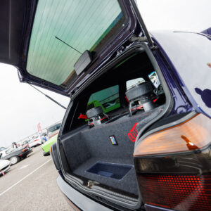 Volkswagen Golf universaali pagasiruumi ehitatud kohandatud helisüsteem ja bassikõlarid Pärnu Porsche Ringil Augustfest 2026 festivalil