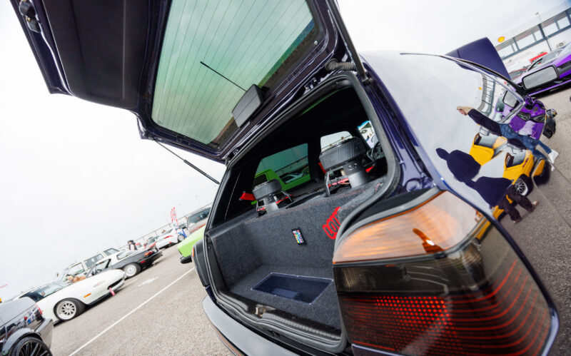 Volkswagen Golf universaali pagasiruumi ehitatud kohandatud helisüsteem ja bassikõlarid Pärnu Porsche Ringil Augustfest 2026 festivalil