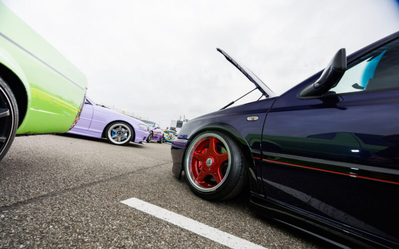 Madaldatud tumelilla Volkswagen Golf punaste velgede ja avatud kapotiga Pärnu Porsche Ringi rajal Augustfest 2026 festivalil