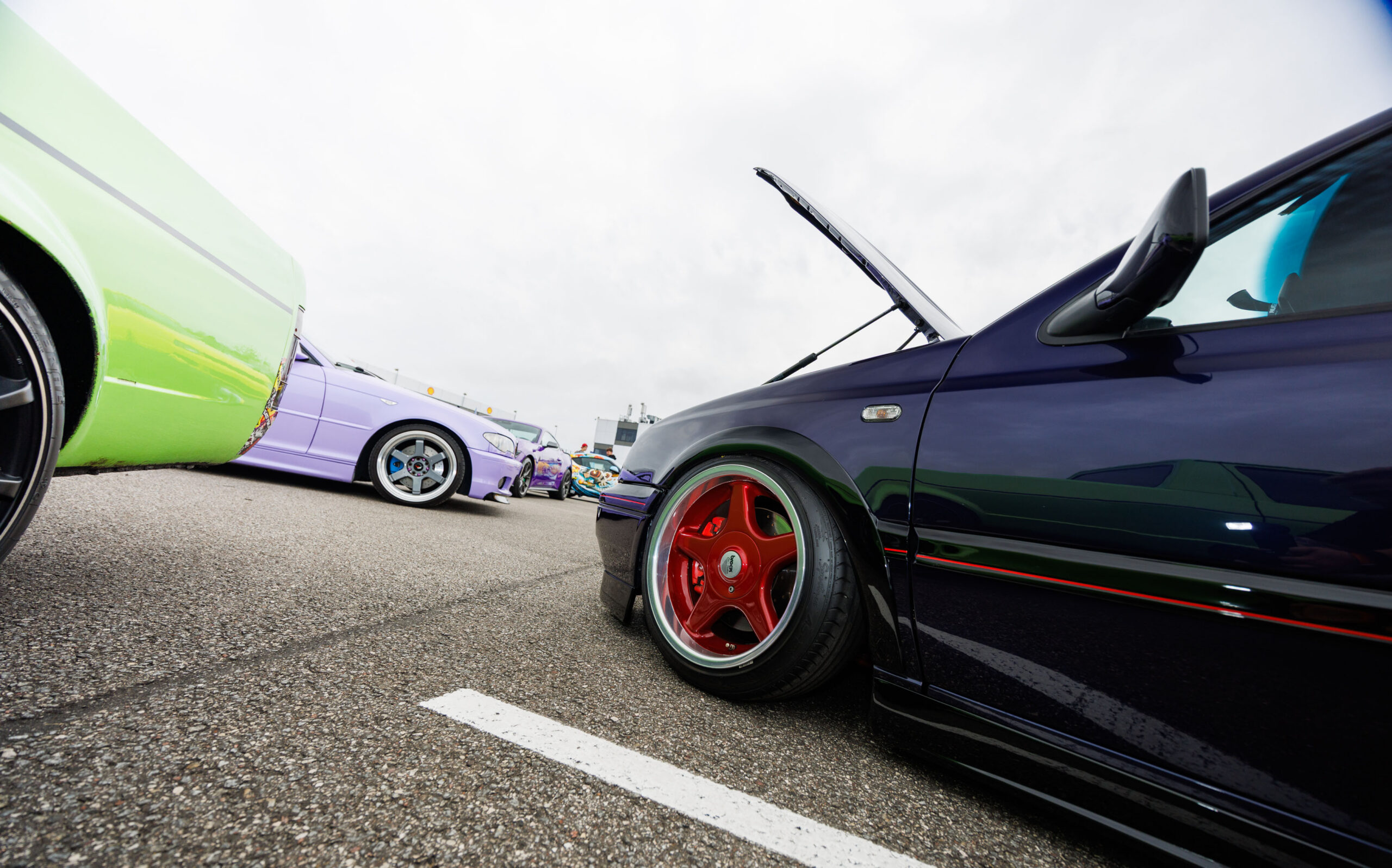 Madaldatud tumelilla Volkswagen Golf punaste velgede ja avatud kapotiga Pärnu Porsche Ringi rajal Augustfest 2026 festivalil
