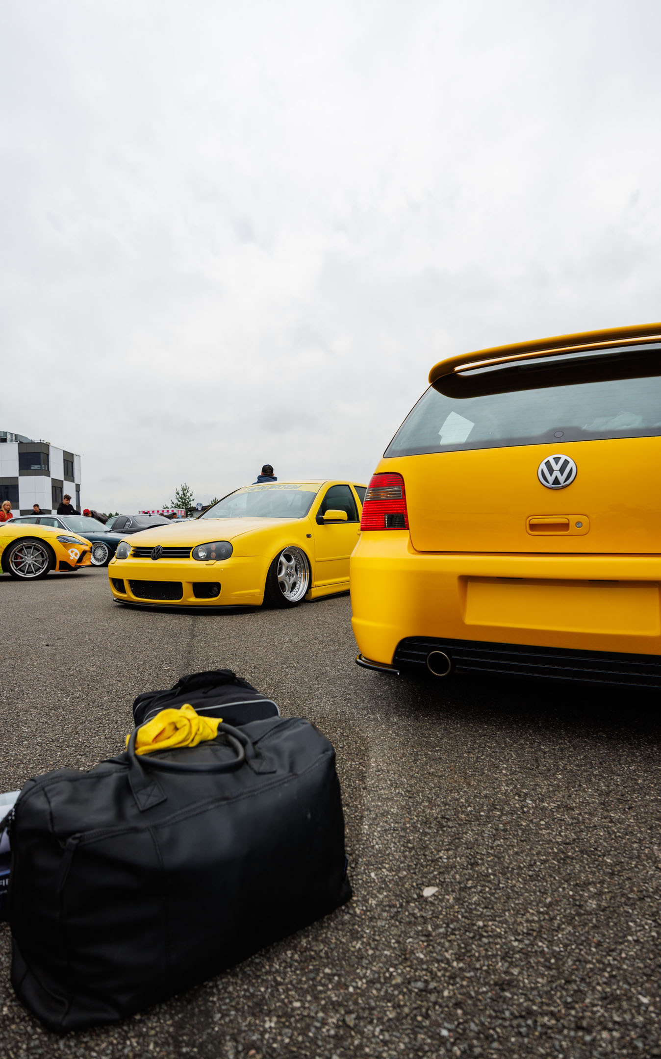 Madaldatud erekollased Volkswagen Golf MK4 tuuningautod Pärnu Porsche Ringi rajal Augustfest 2026 festivalil